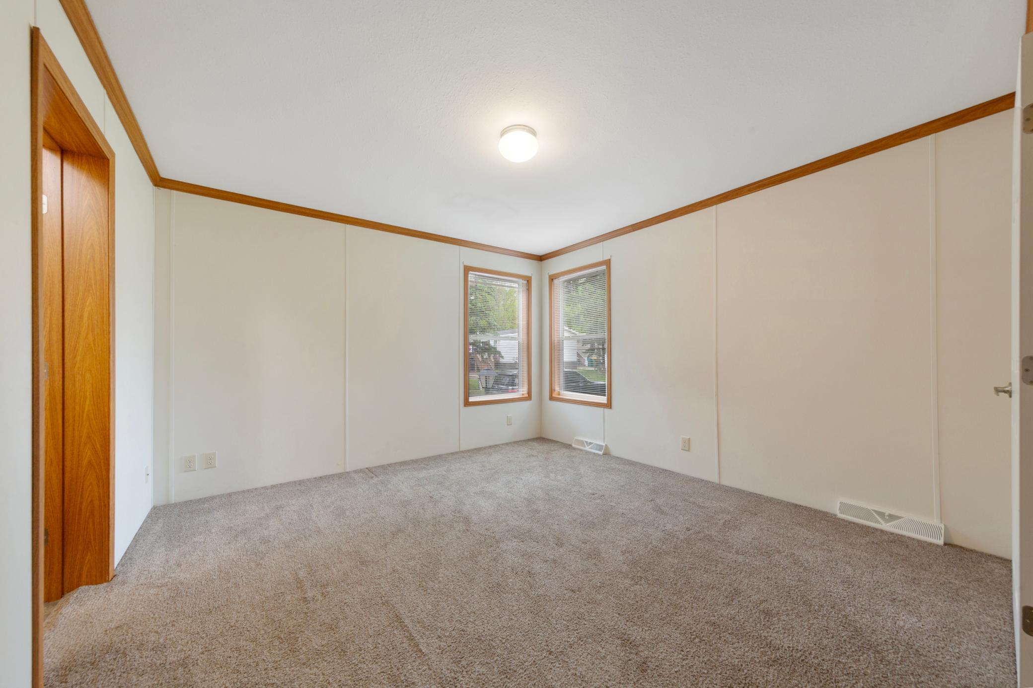 23 main bedroom.jpg