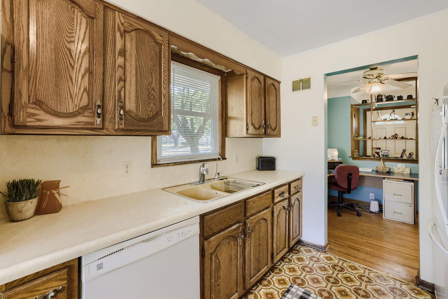 5400 Knox Ave N - Web Quality - 006 - 06 Kitchen.jpg
