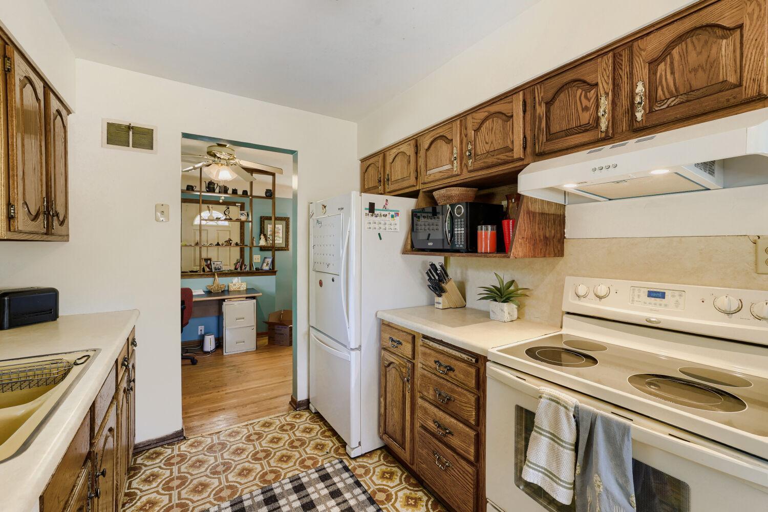 5400 Knox Ave N - Web Quality - 008 - 08 Kitchen.jpg