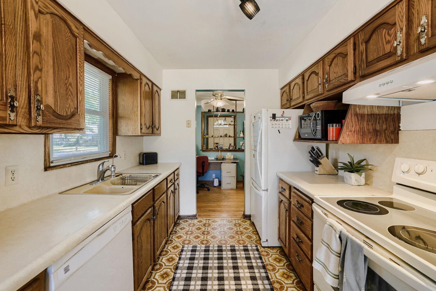 5400 Knox Ave N - Web Quality - 007 - 07 Kitchen.jpg