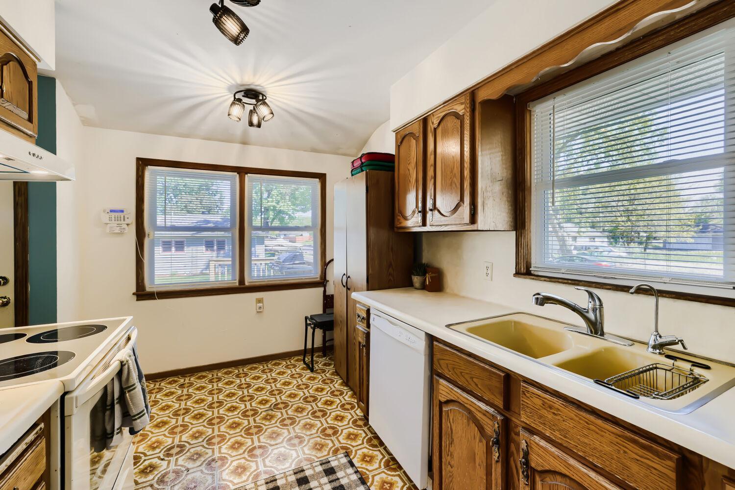 5400 Knox Ave N - Web Quality - 010 - 10 Kitchen.jpg