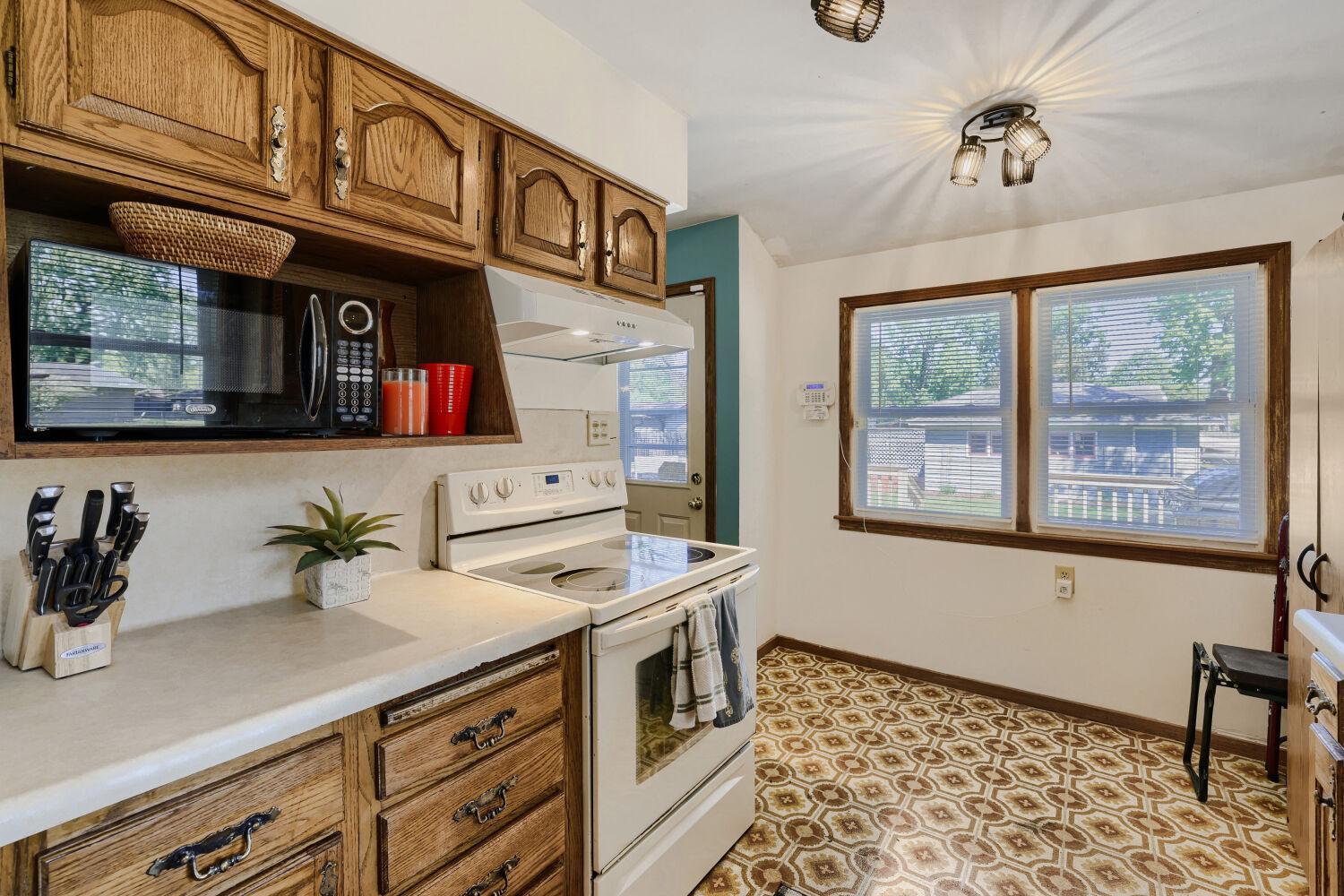 5400 Knox Ave N - Web Quality - 009 - 09 Kitchen.jpg