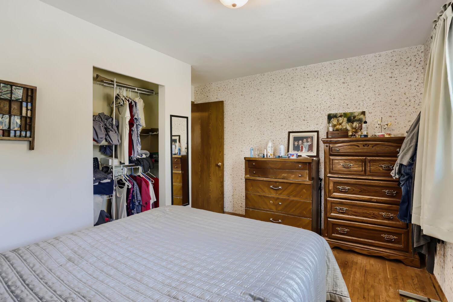 5400 Knox Ave N - Web Quality - 019 - 19 Primary Bedroom.jpg