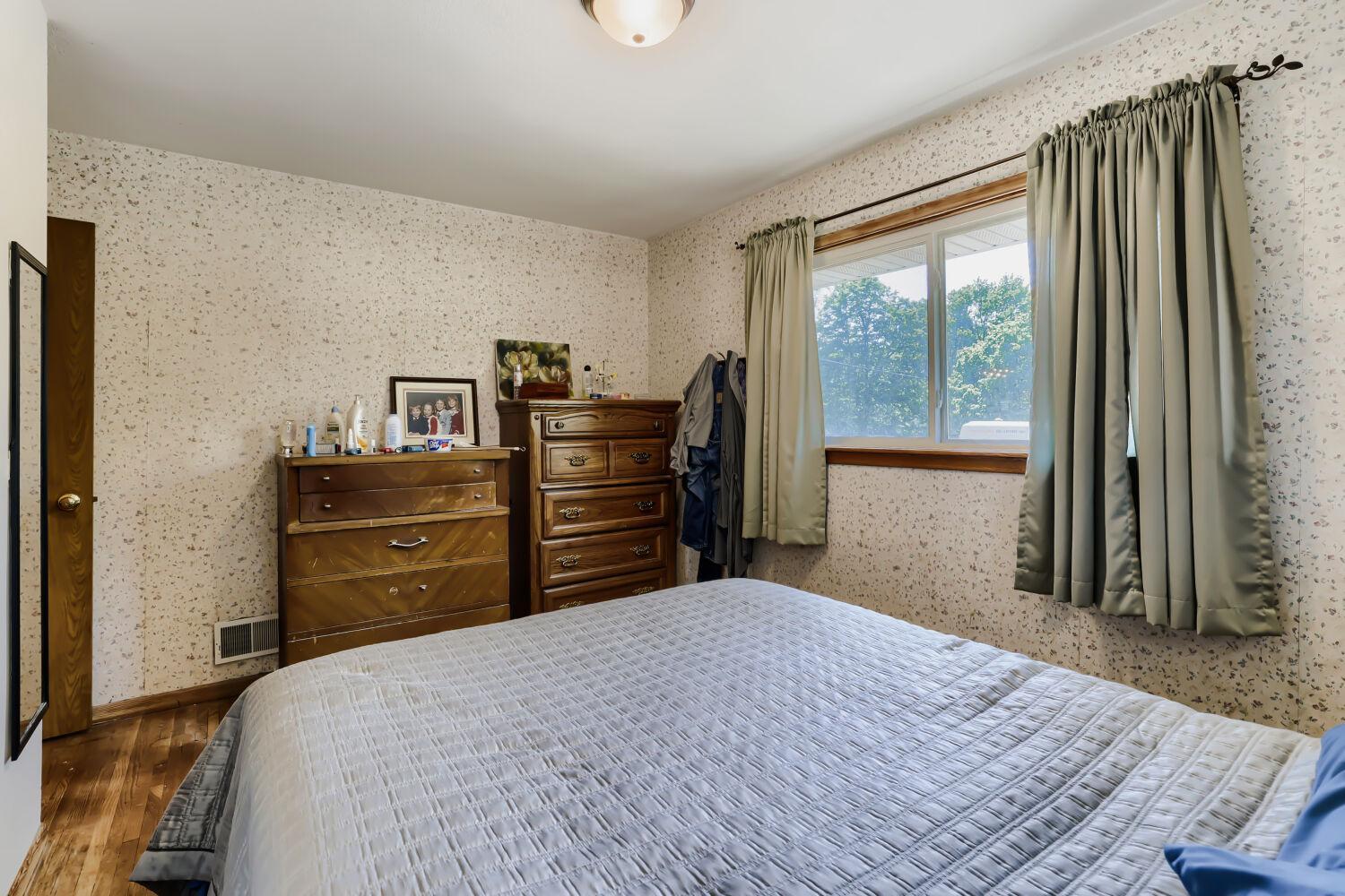 5400 Knox Ave N - Web Quality - 020 - 20 Primary Bedroom.jpg