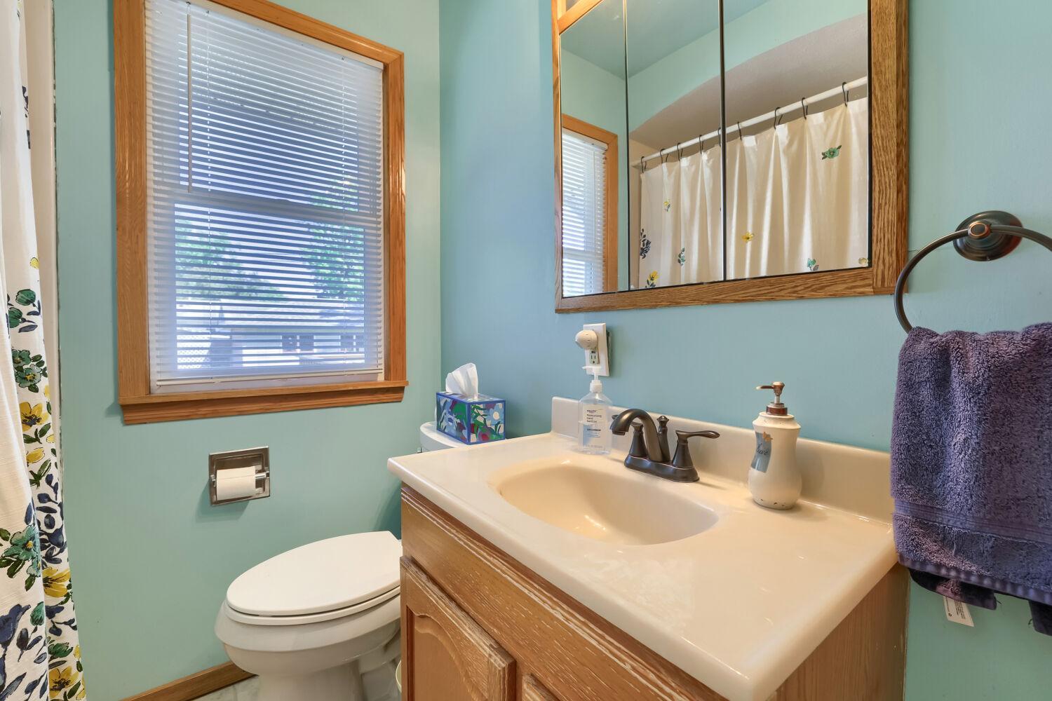 5400 Knox Ave N - Web Quality - 025 - 25 Bathroom.jpg
