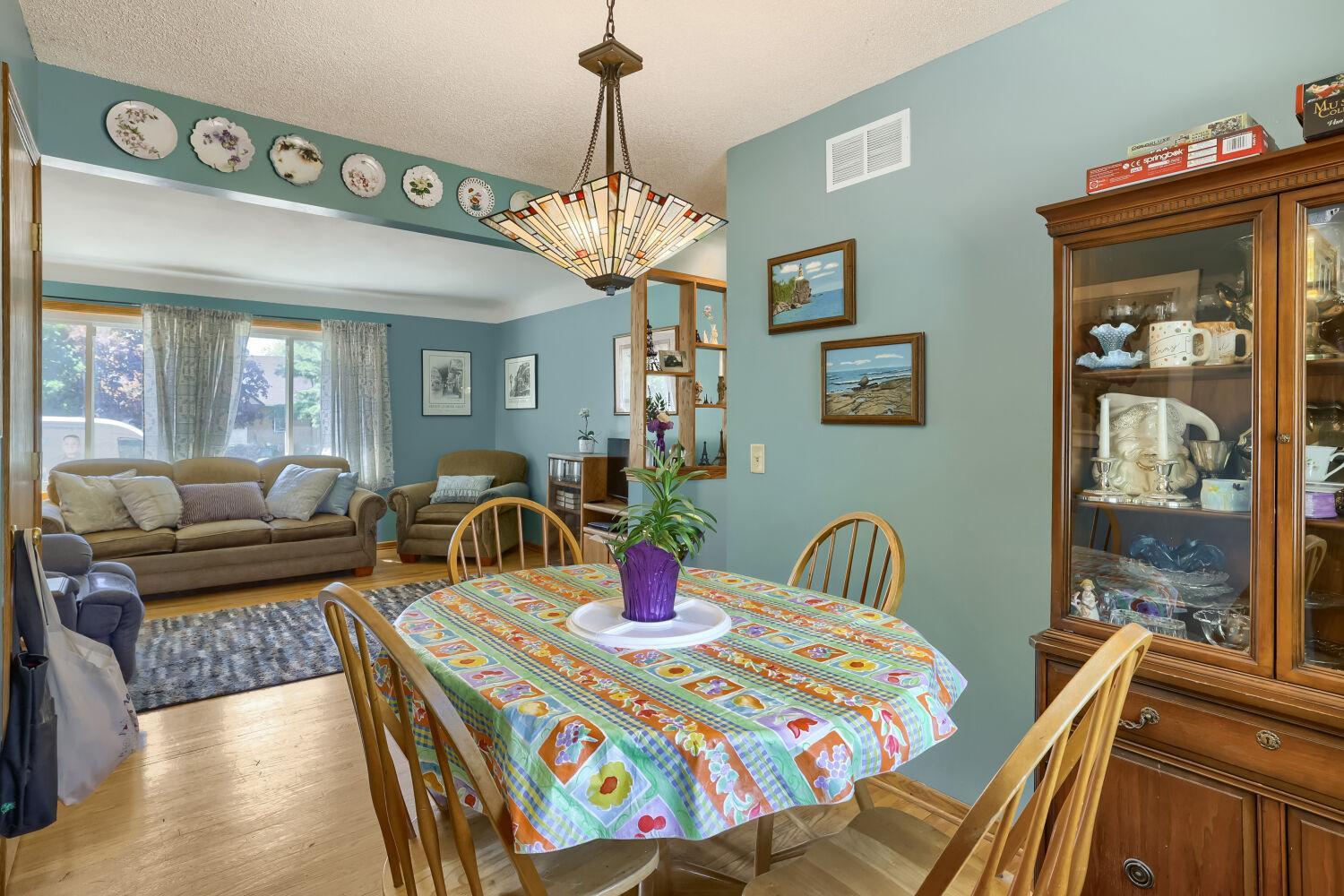 5400 Knox Ave N - Web Quality - 013 - 13 Breakfast Area.jpg