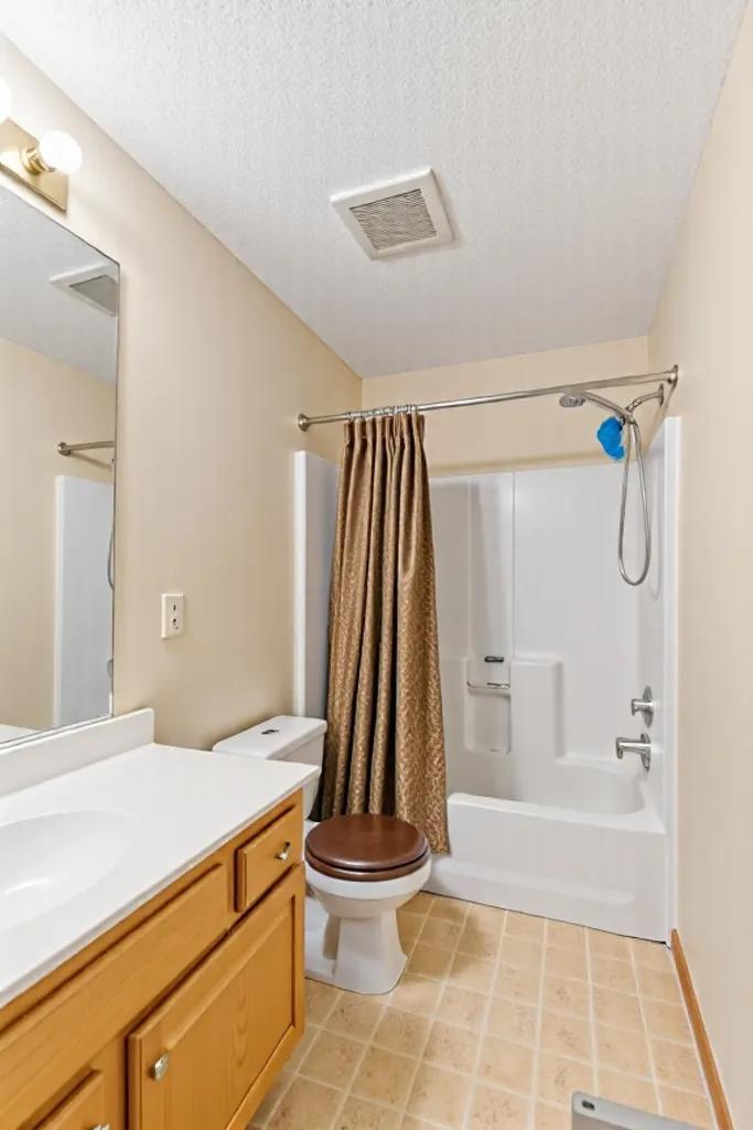 Unit 201 - Bath (AI Decluttered)