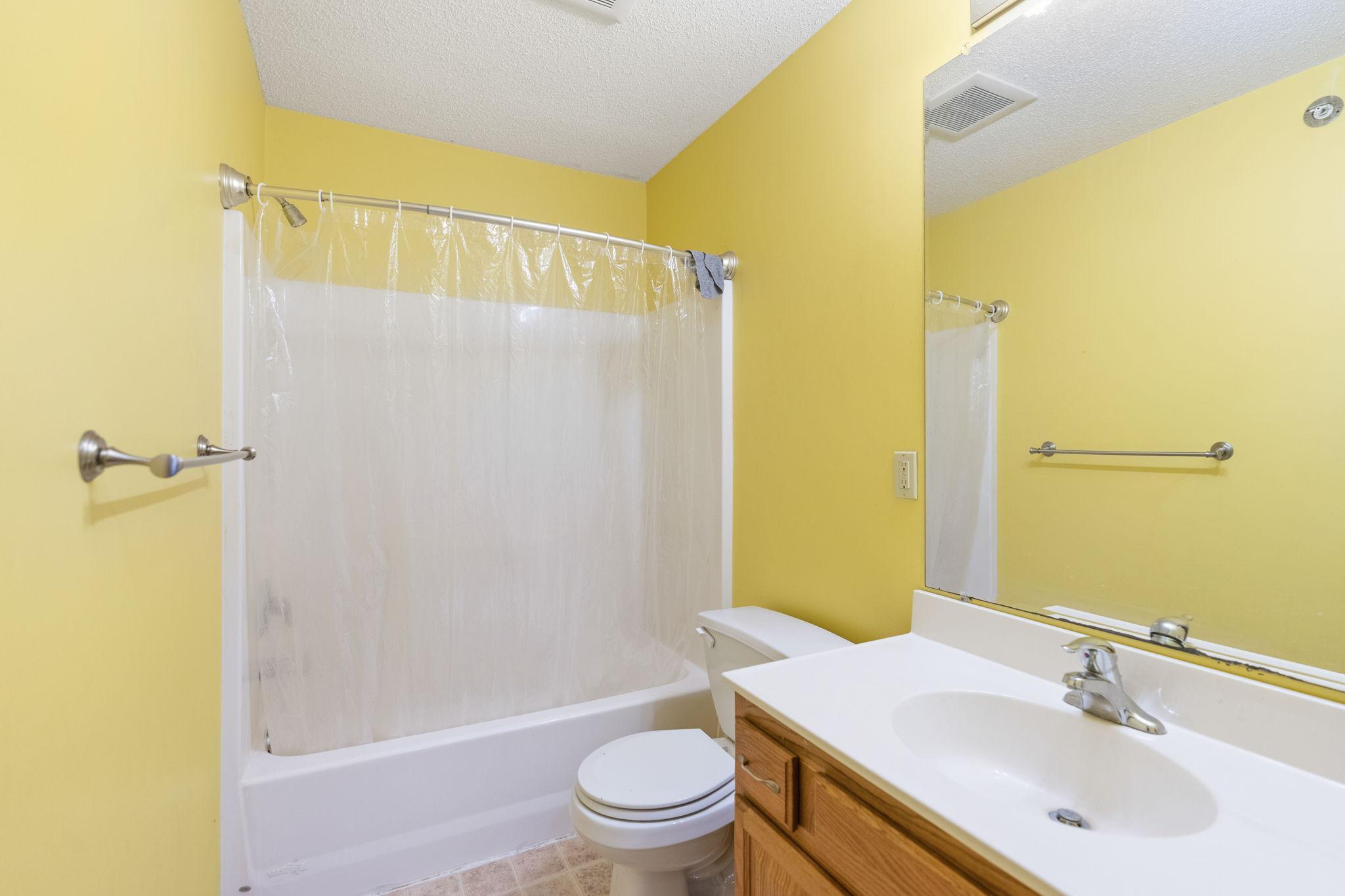 Unit 101 - Bath 1 of 4
