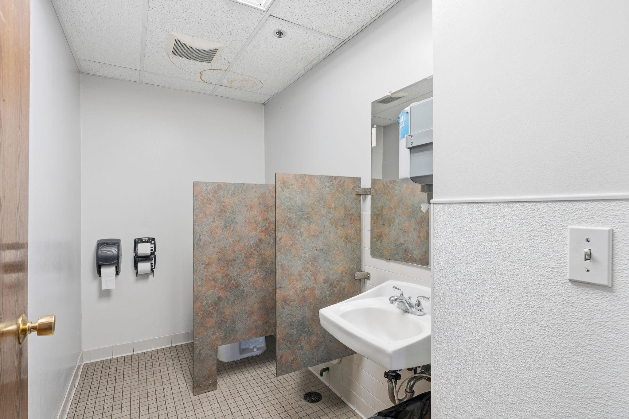 106-web-or-mls-8201 Hickory St NE-94.jpg