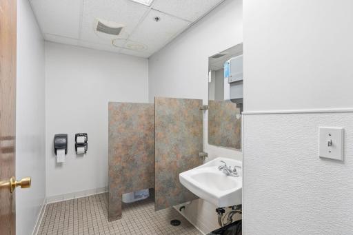 106-web-or-mls-8201 Hickory St NE-94.jpg