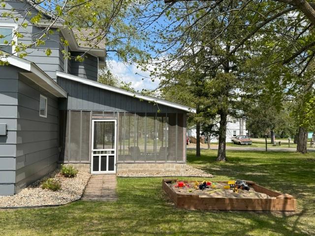 Screened Porch to Backyard