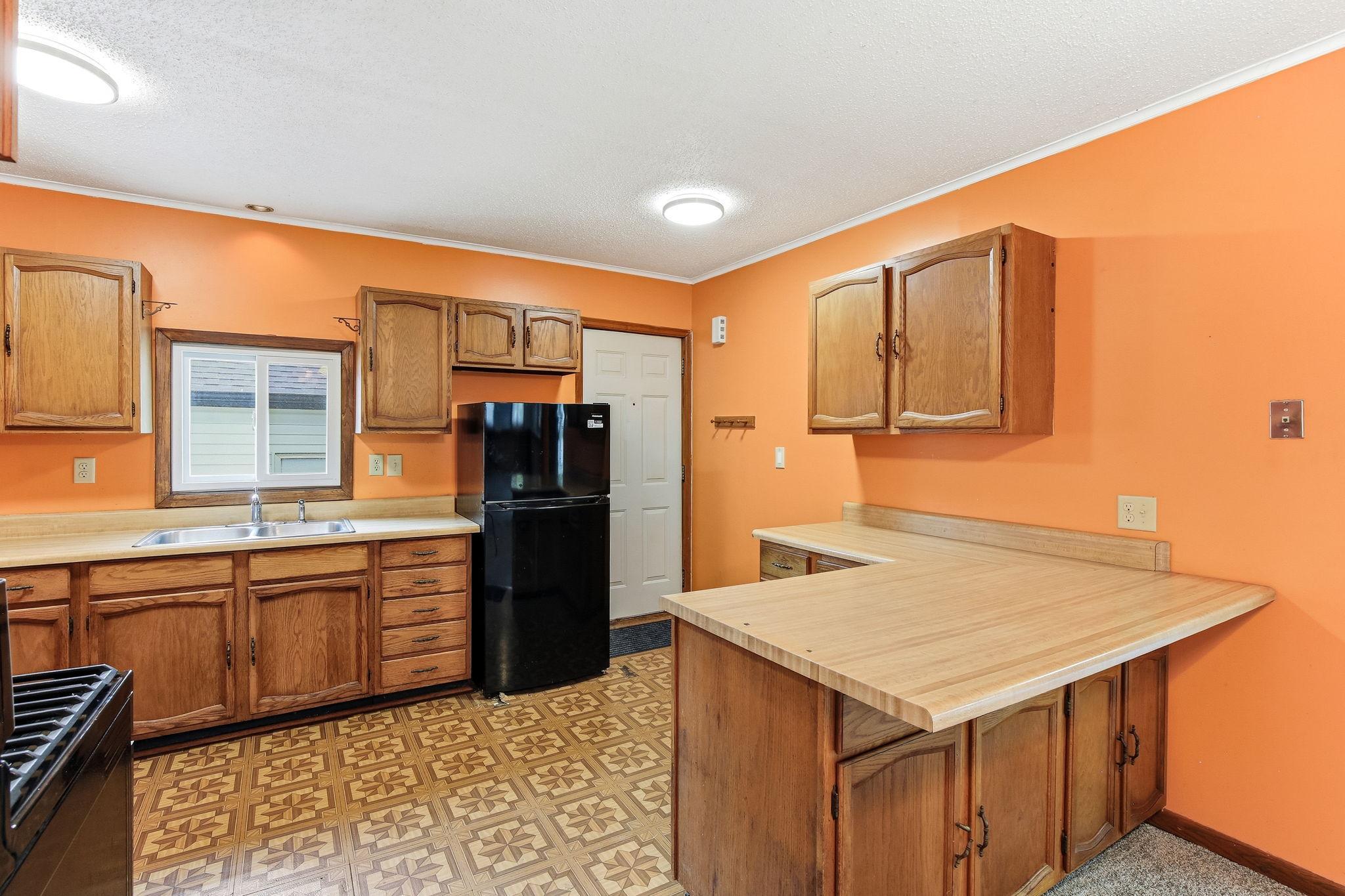 Spacious kitchen with lots of counter space and a convenient breakfast bar!