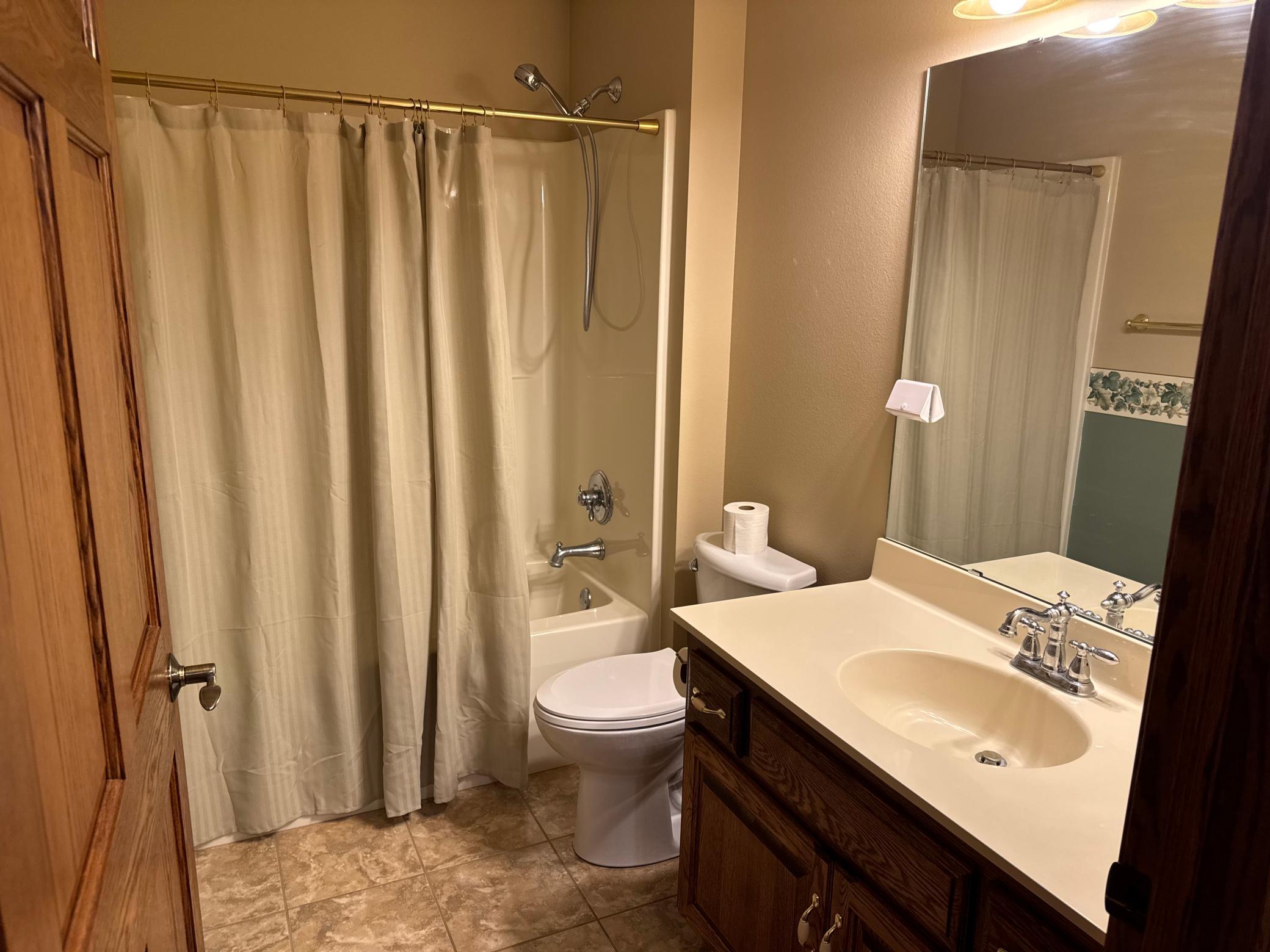 Bathroom 1.jpg