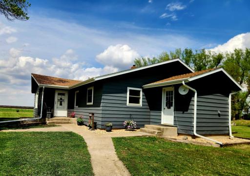 1055 141st Street, Pipestone, MN 56164