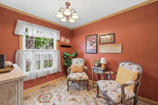 Adorable seating area or informal dining room off of kitchen