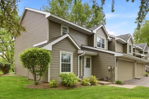 End-unit townhome in prime Minnetonka location!