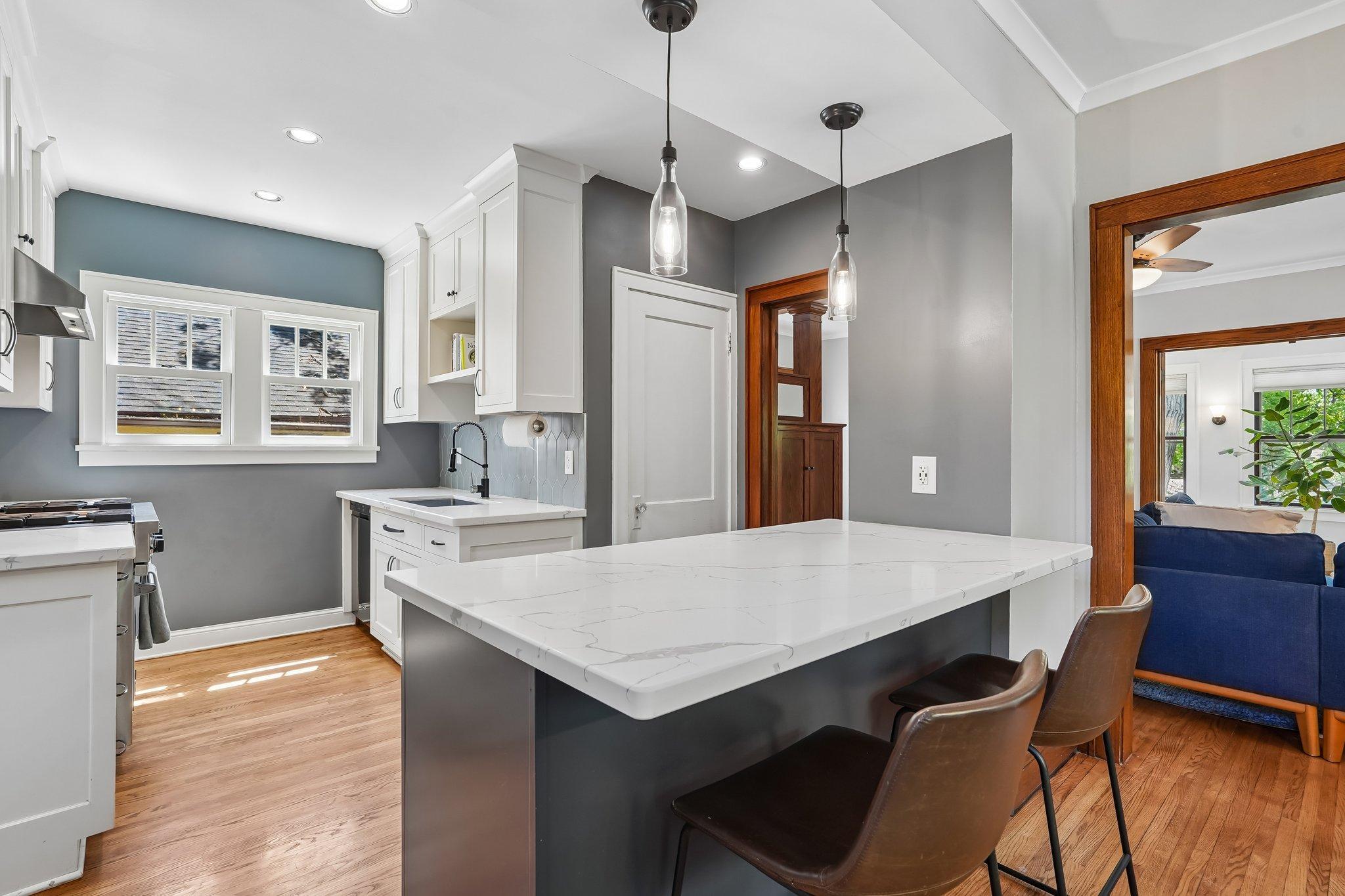 24-web-or-mls-Fillmore St-S2105-024.jpg