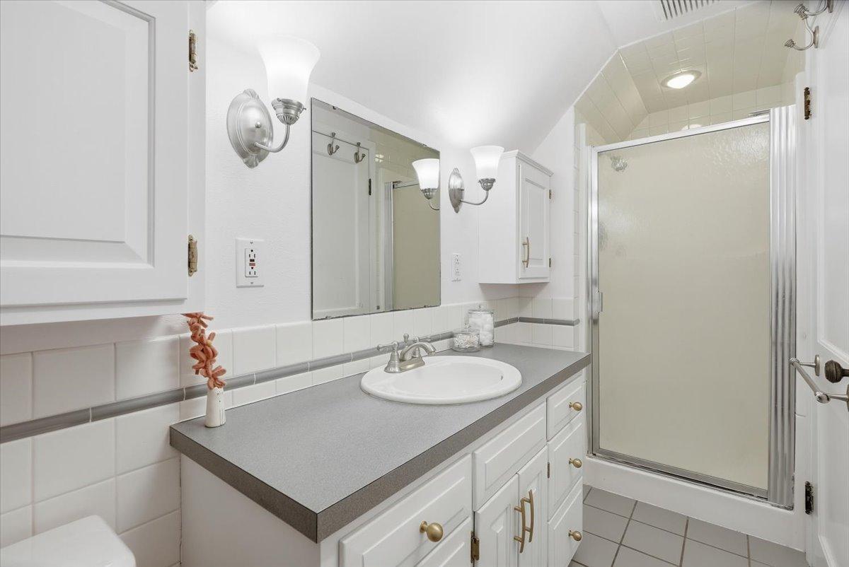 13-Bathroom 1.jpg