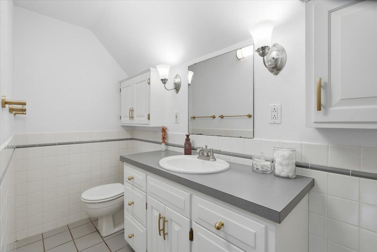 14-Bathroom 1.jpg