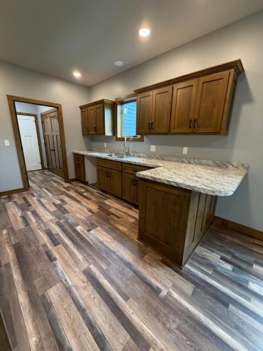 Beautiful Kitchen with lots of cabinet space!!