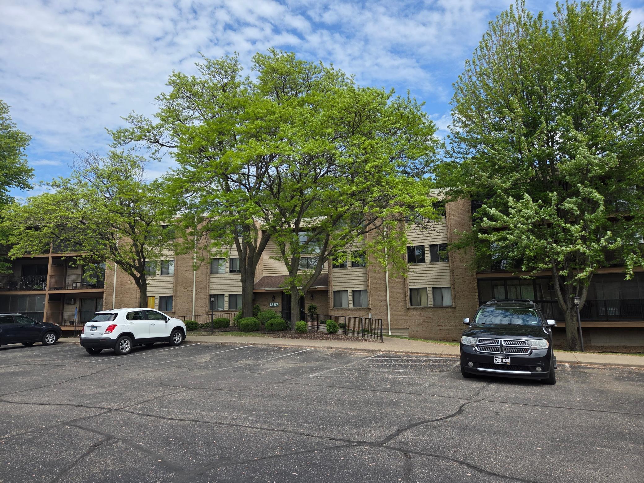 Condo in terrific location near Outlet Mall, Jensen's, Cedarvale Bowling & many other restaurants