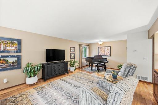 974 Kohlman Lane, Maplewood, MN 55109