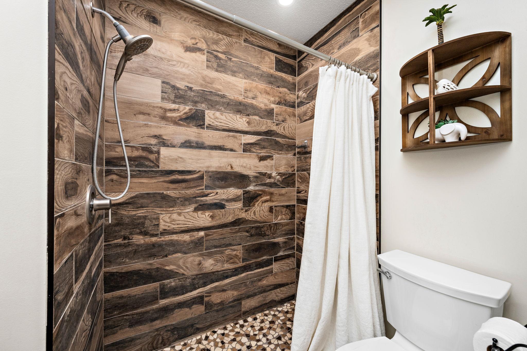 3/4 primary bath with tiled shower