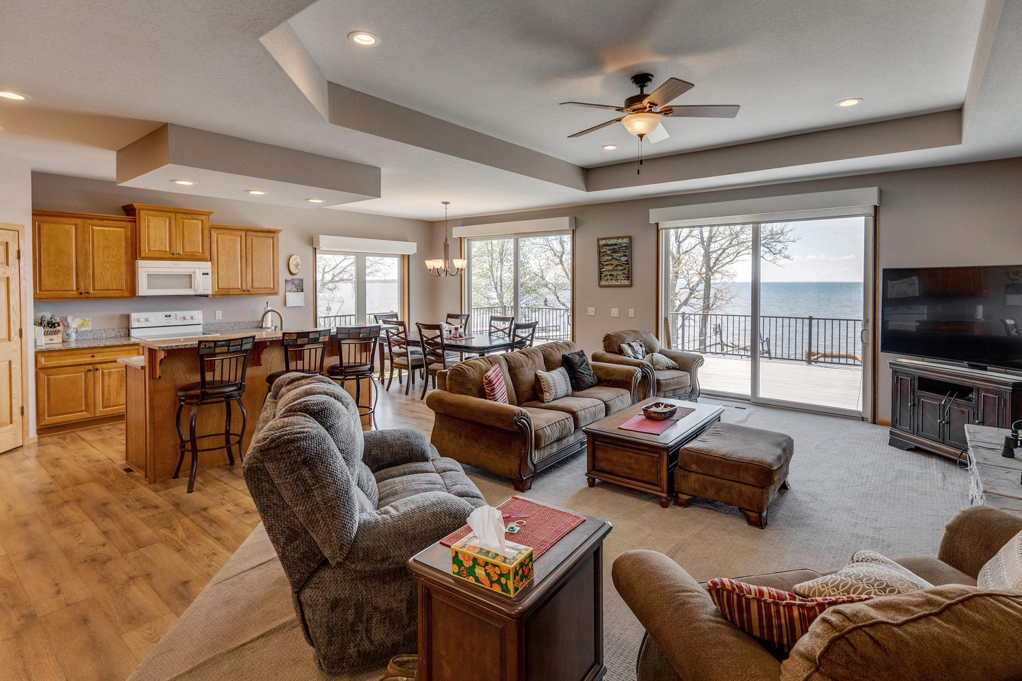 Airy open floor plan with panoramic