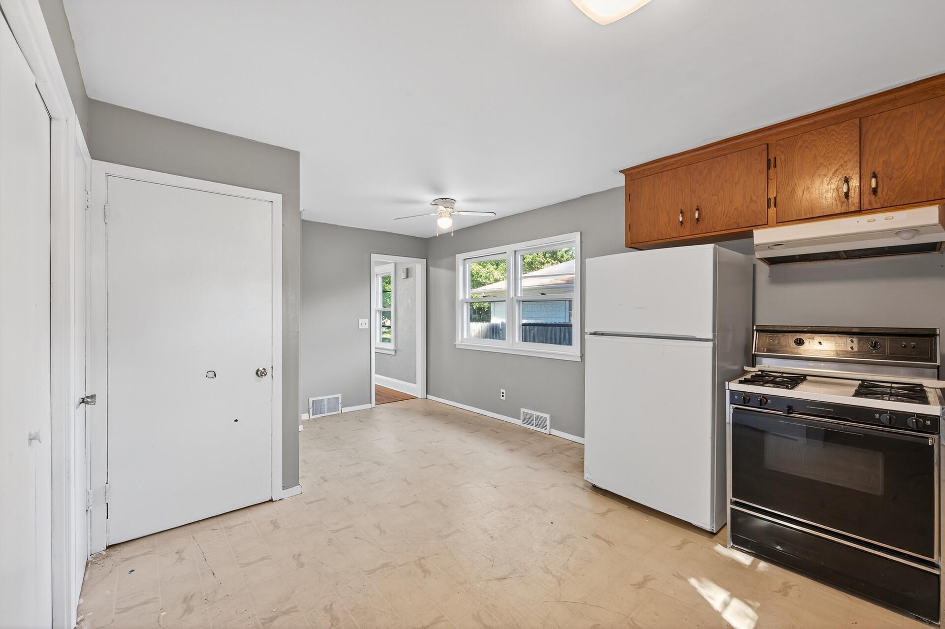 14_834_Iroquois_Ave14_mls.jpg