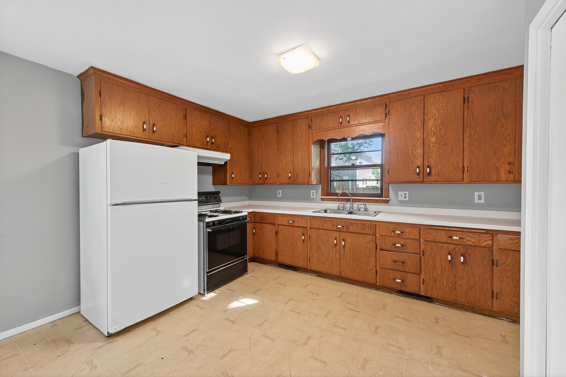 13_834_Iroquois_Ave13_mls.jpg