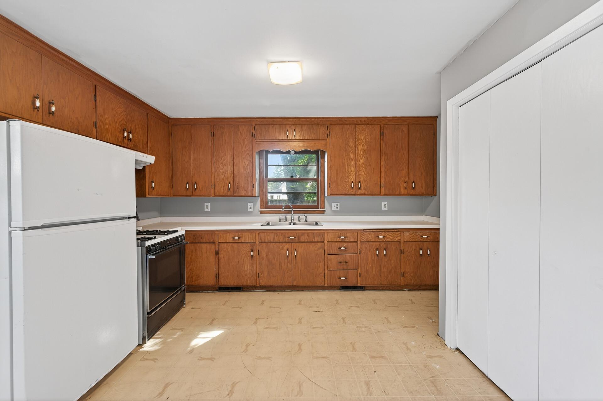 12_834_Iroquois_Ave12_mls.jpg