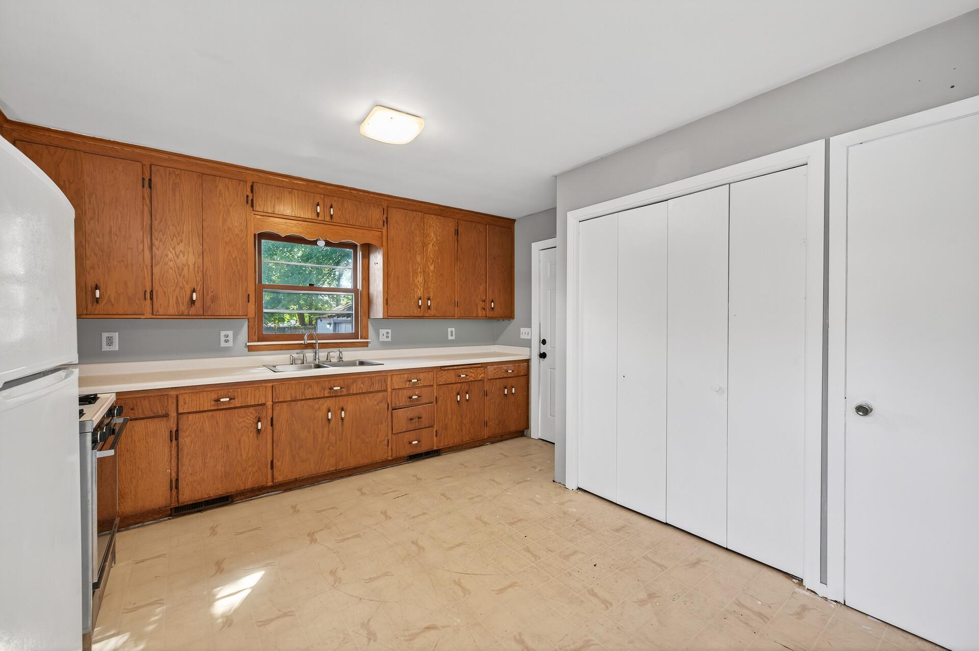 11_834_Iroquois_Ave11_mls.jpg