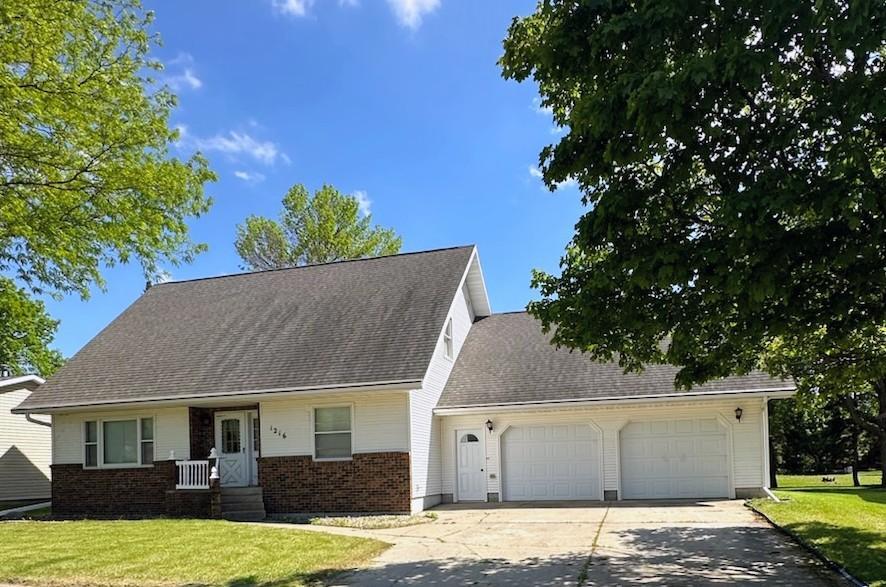 YOU can call this home: 1216 Parkside Drive! A few blocks to Independence Park, Parkview Grade School or a bite at one of many restaurants - all withing walking distance!
