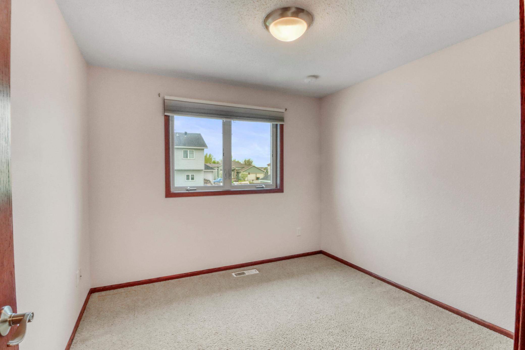 Bedroom1_1.JPG