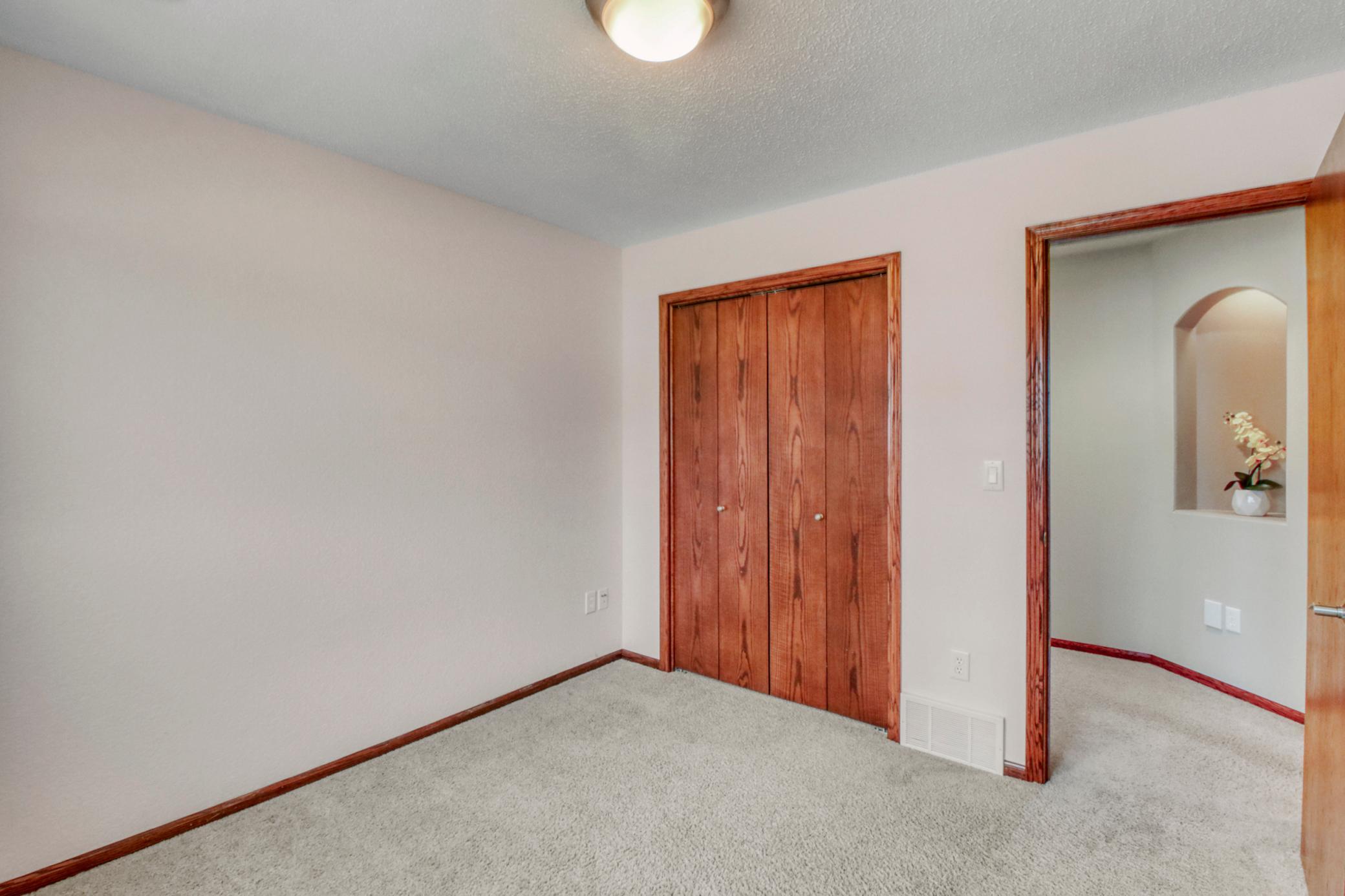 Bedroom1_2.JPG