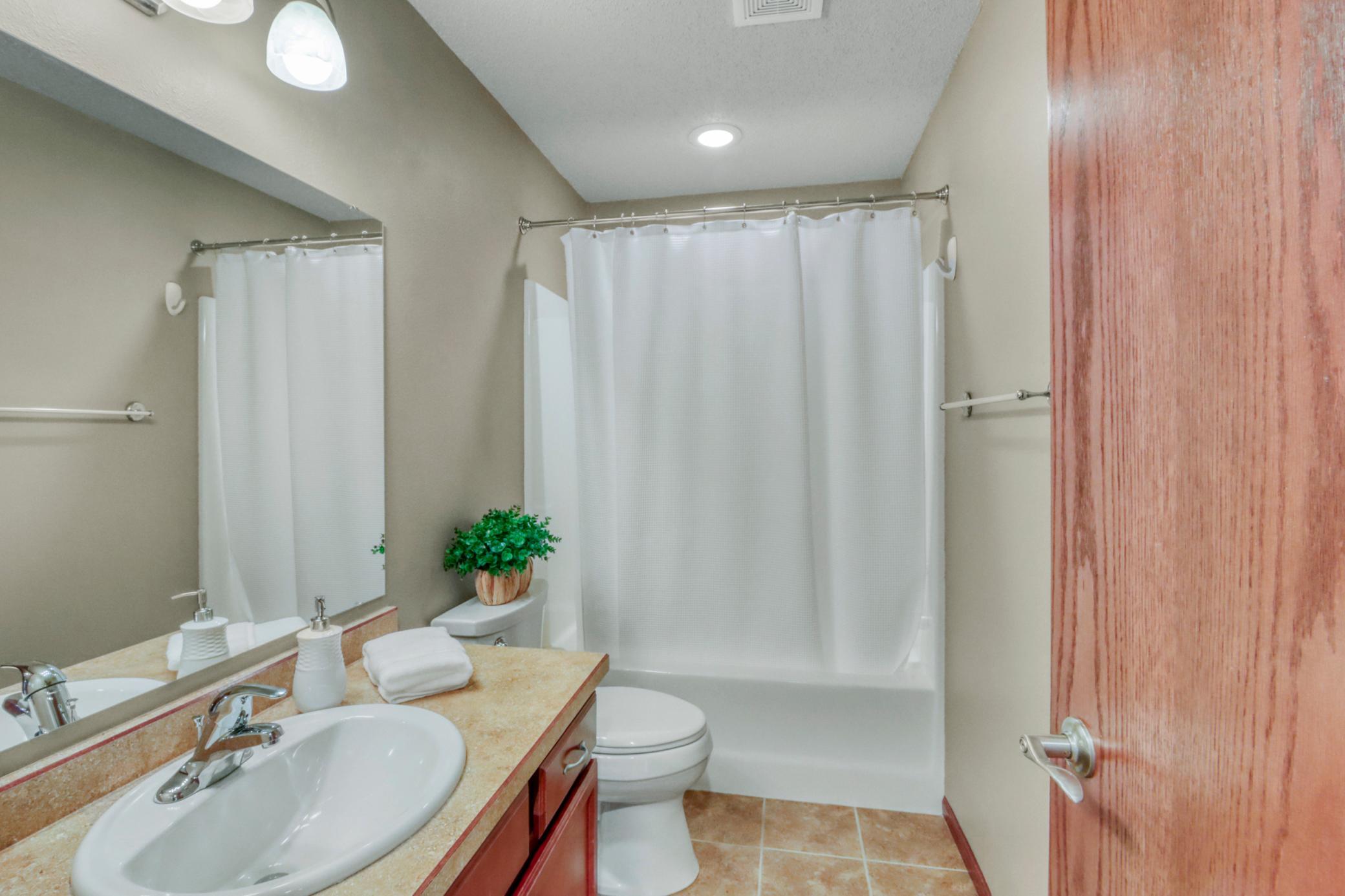 Bathroom1_1.JPG