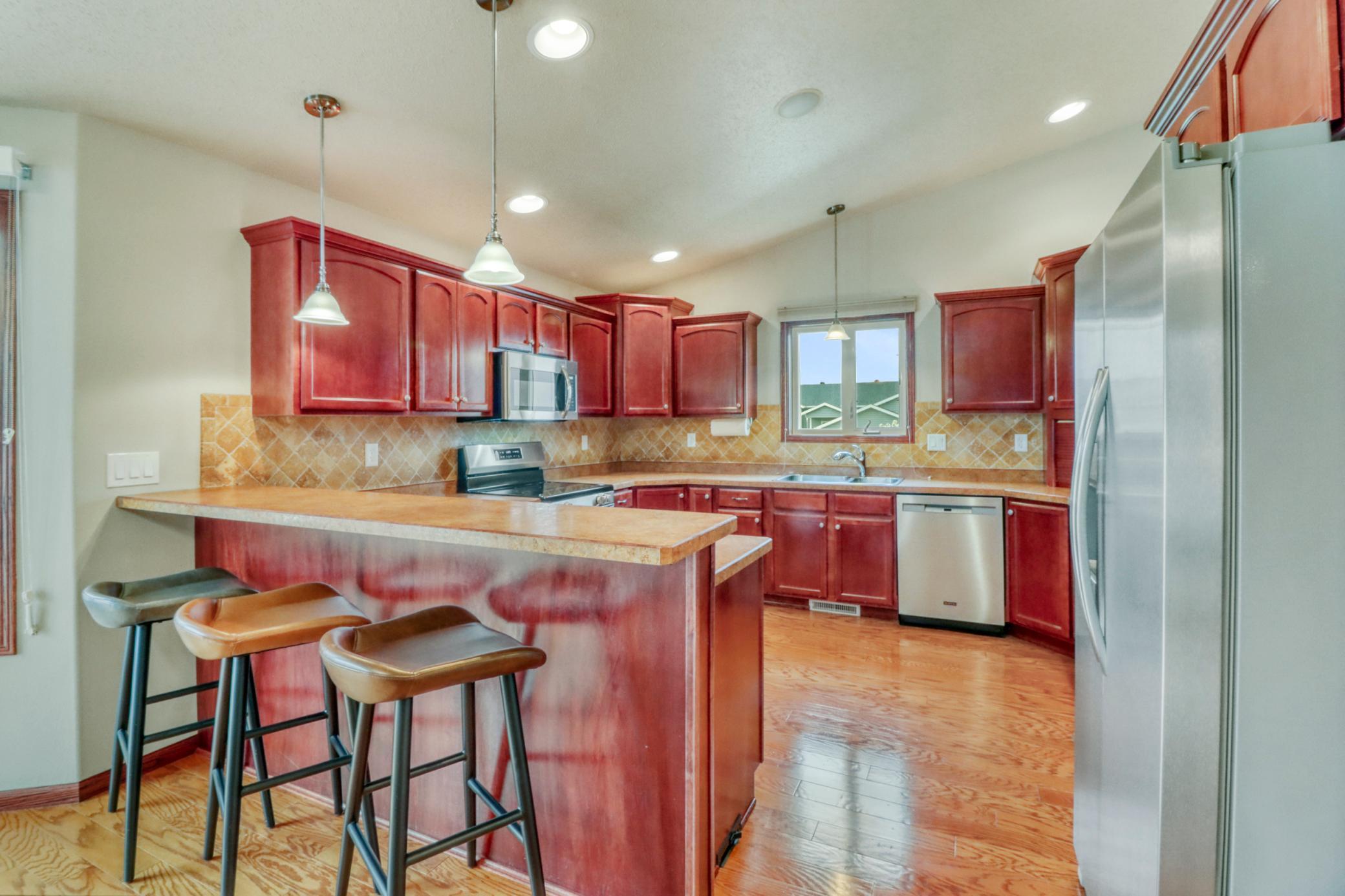 Kitchen1_1.JPG