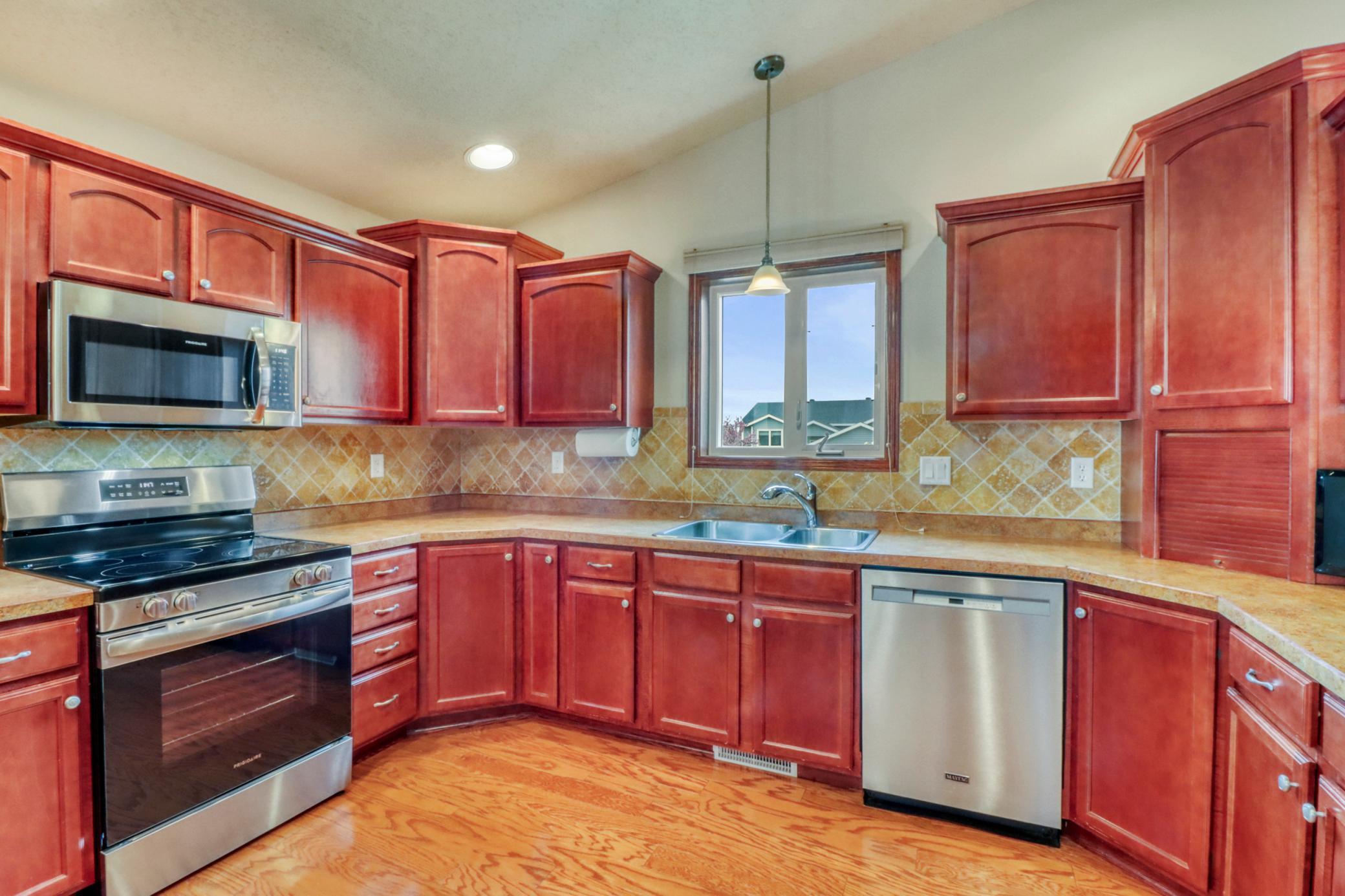 Kitchen1_2.JPG