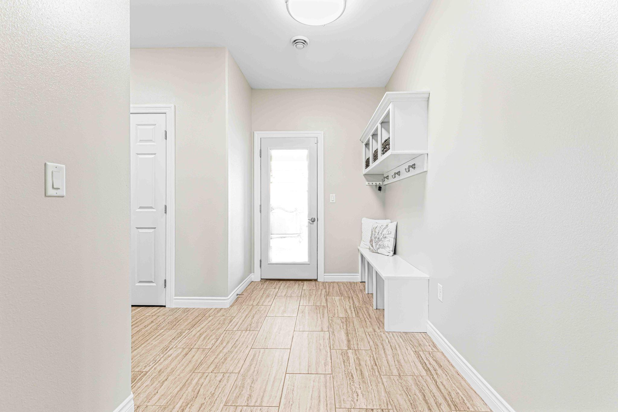 5419 Rear Foyer.jpg