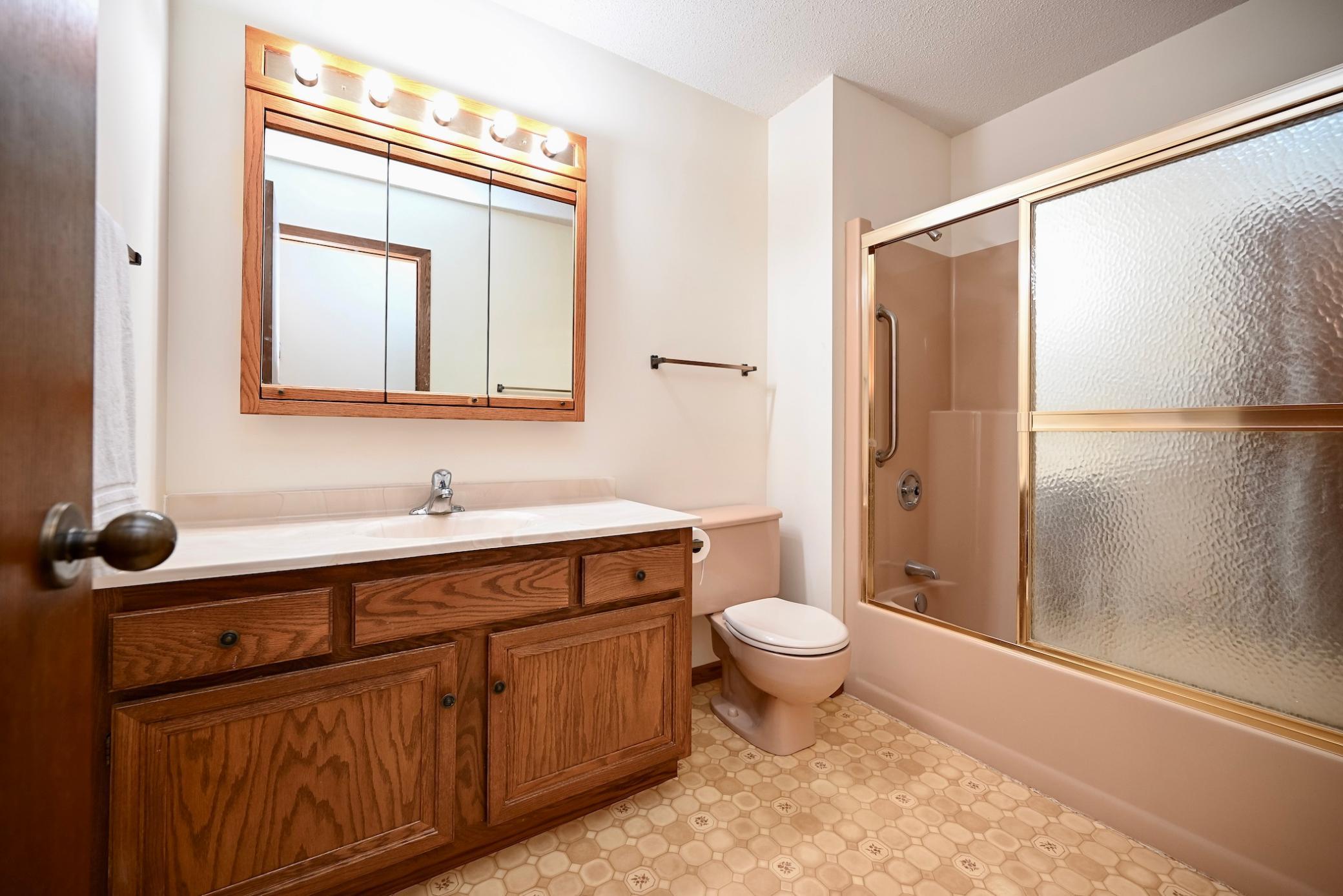 19 UL Bathroom.jpg
