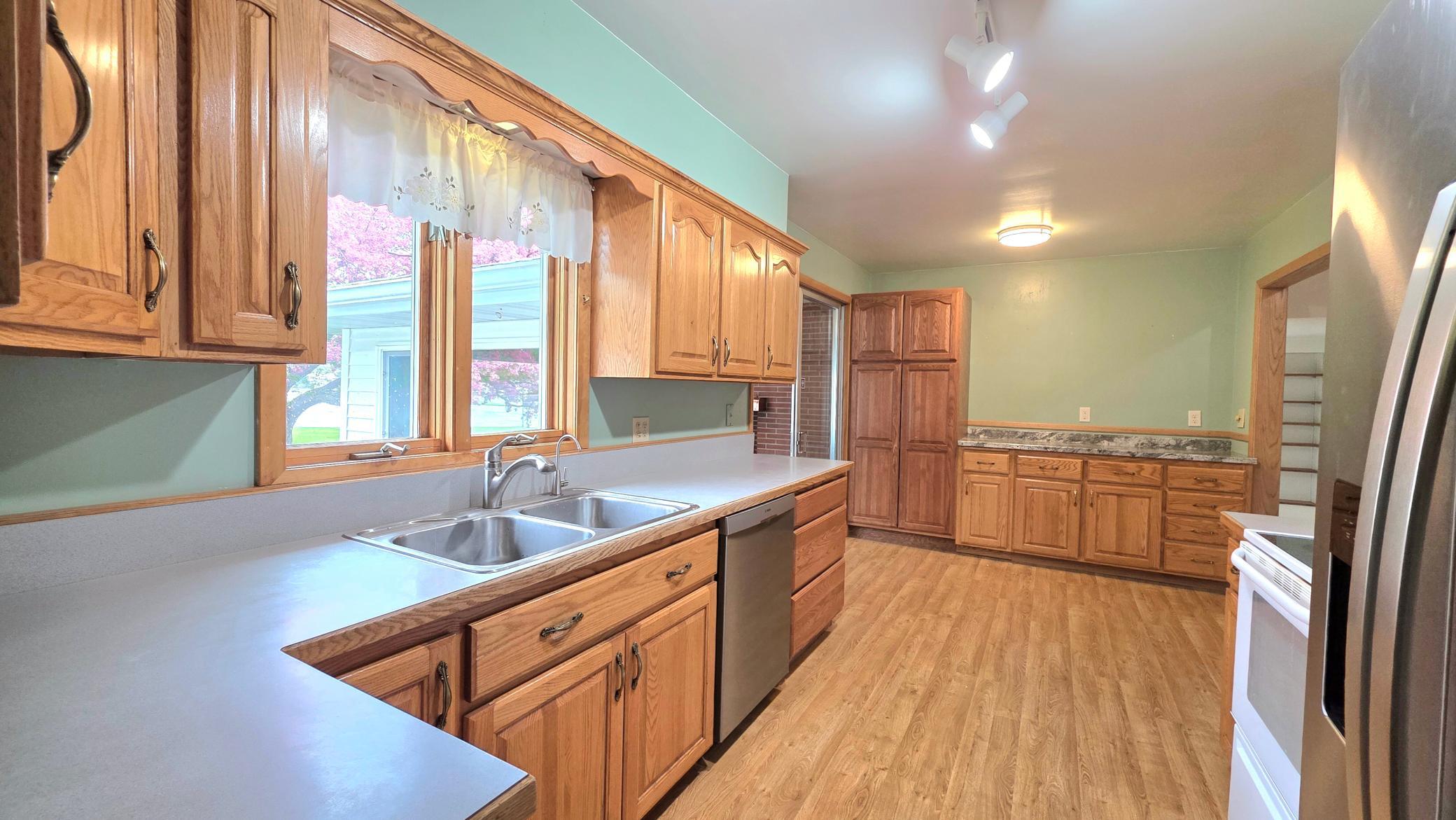 kitchen w/ample storage and counter space