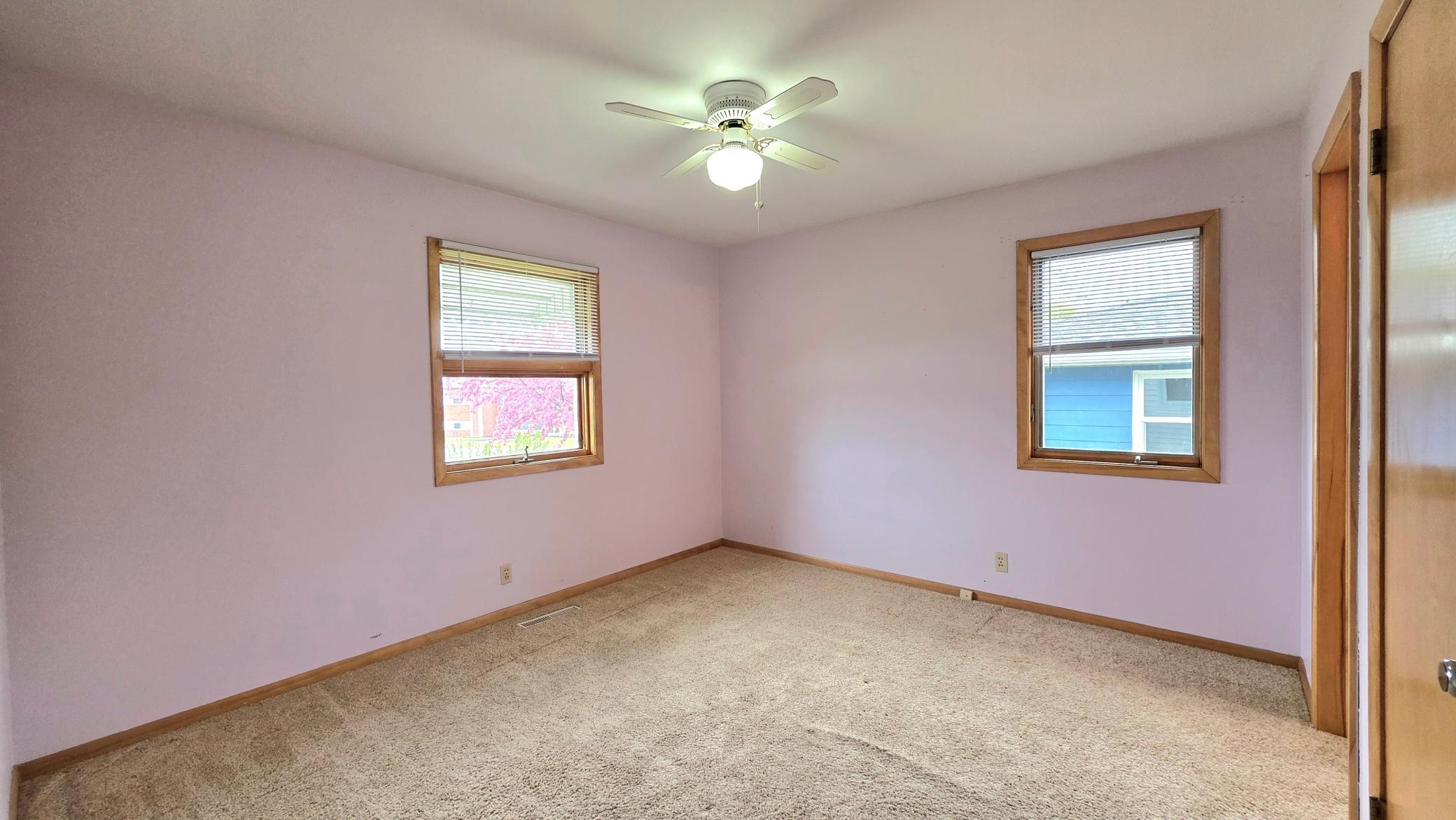 primary bed w/1/2 bath