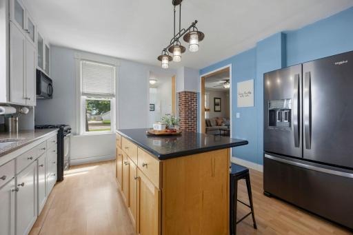 Great center island with room for bar stools, stainless stell appliances