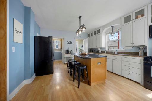 Well-appointed kitchen with eat in breakfast bar