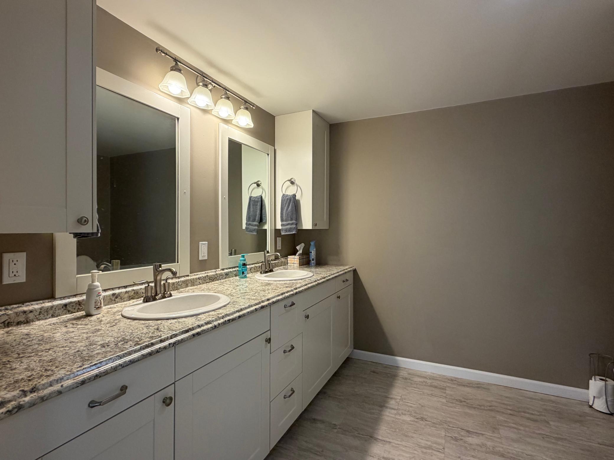 Upper Level Bathroom - #1.jpg
