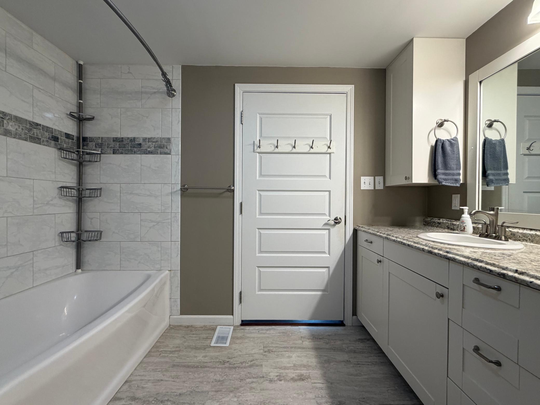 Upper Level Bathroom - #4.jpg