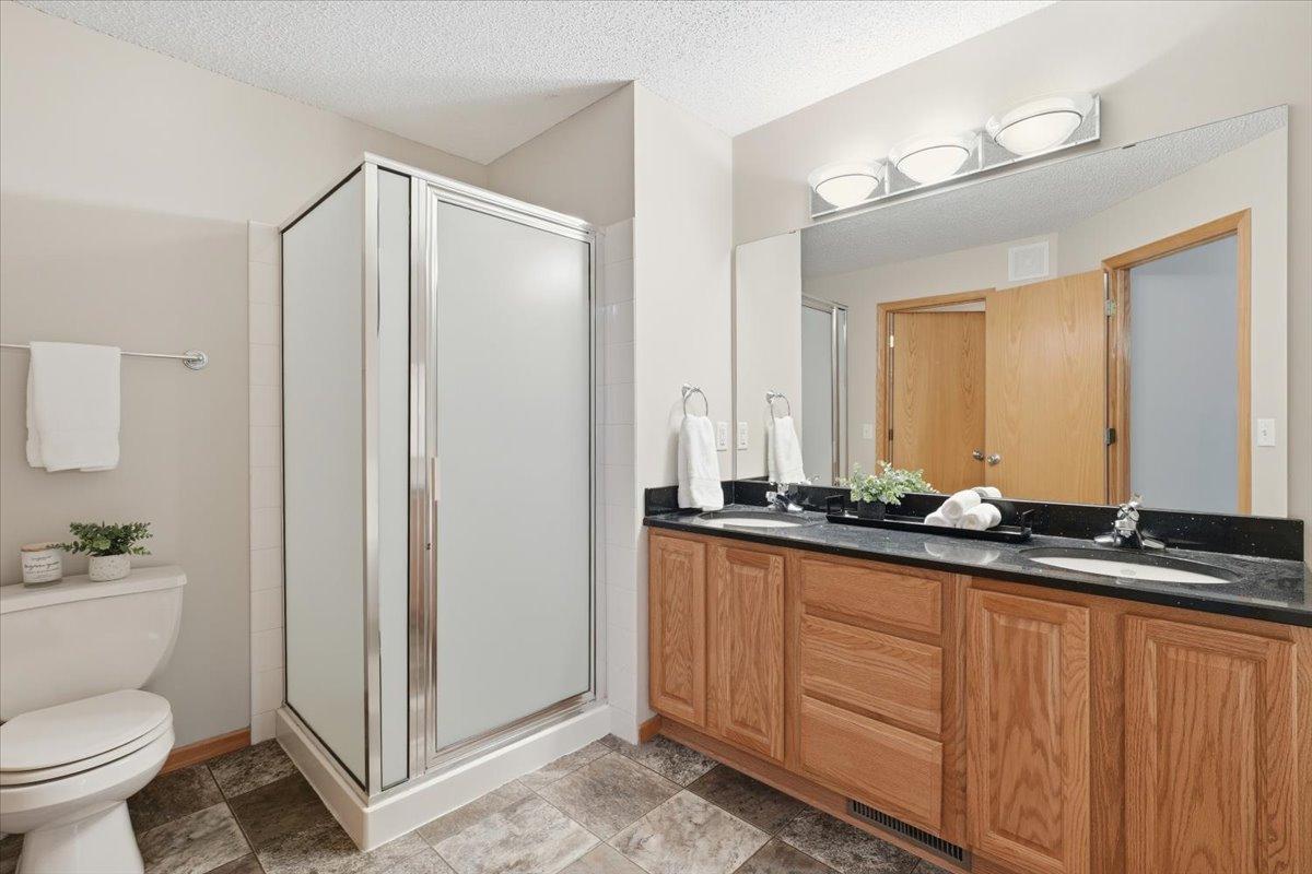 Walk thru upper full bathroom
