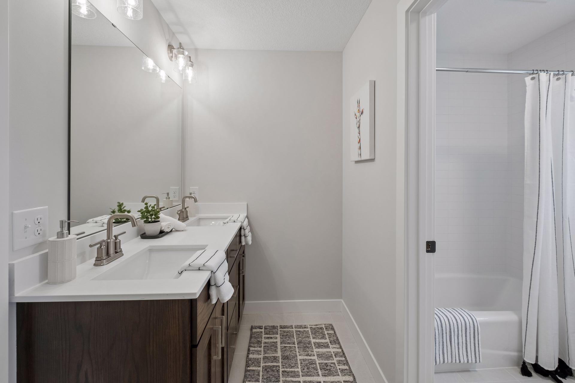 Dual Entry Full Bath