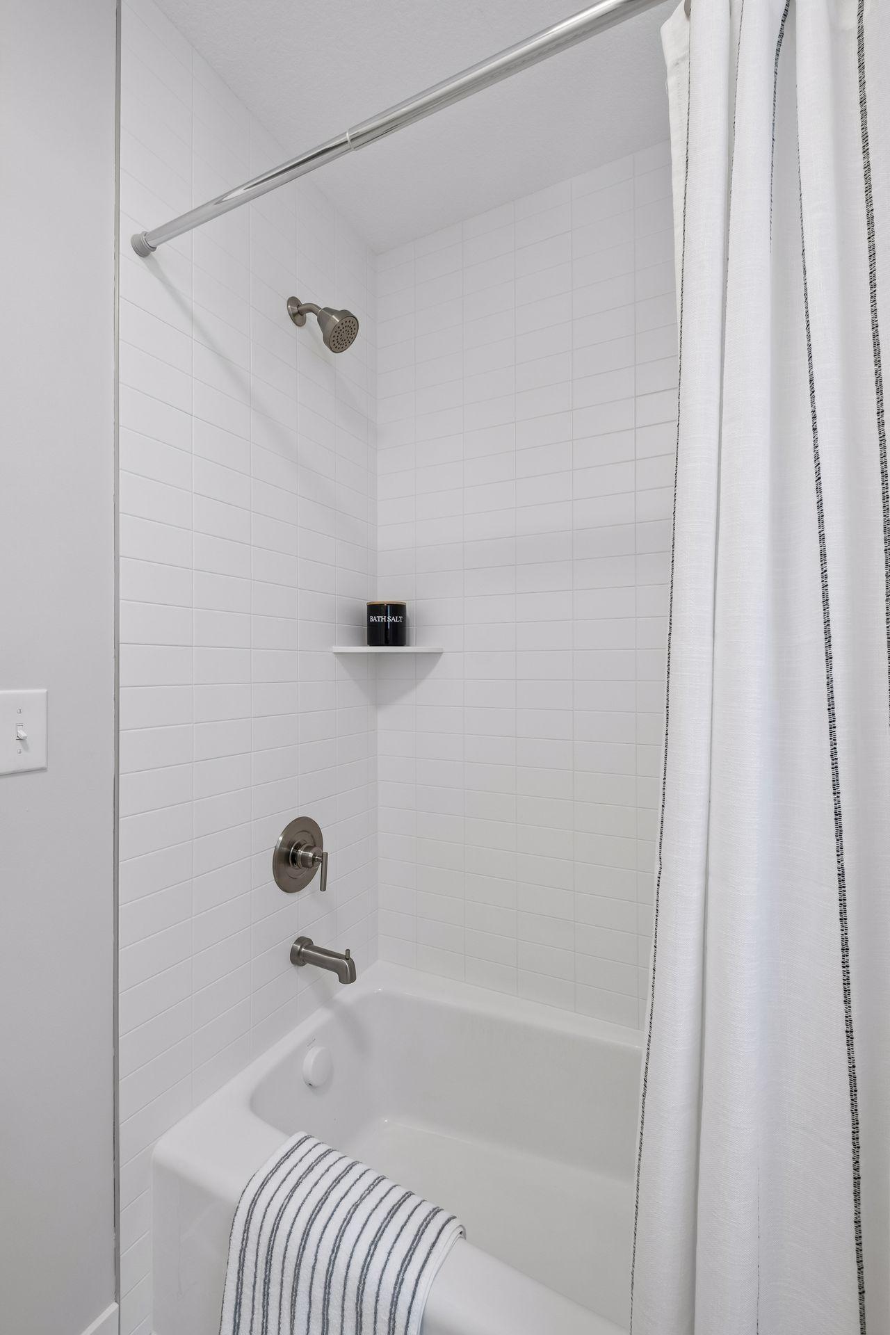 Dual Entry Full Bath