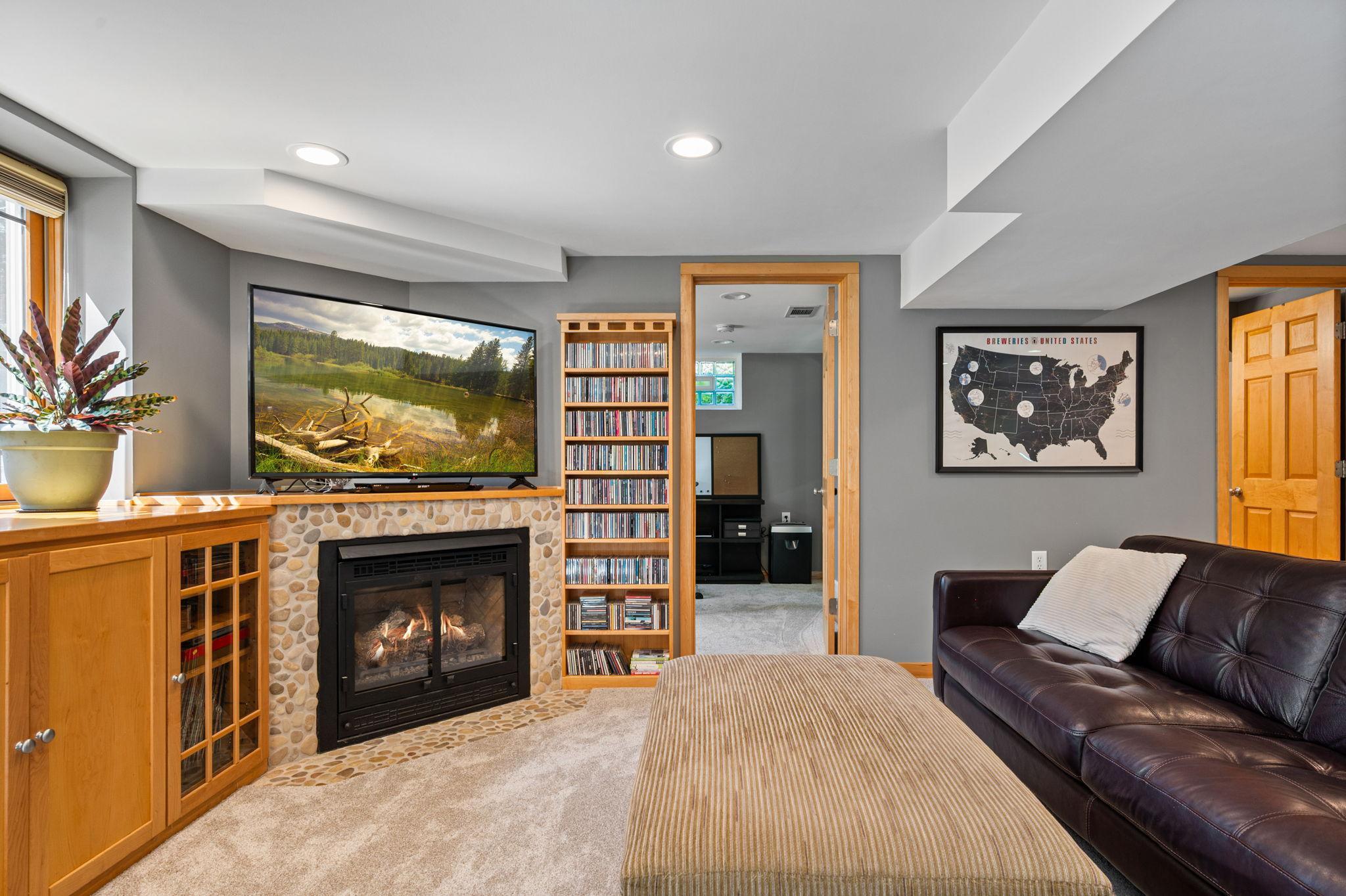Gas Fireplace and Built Ins!